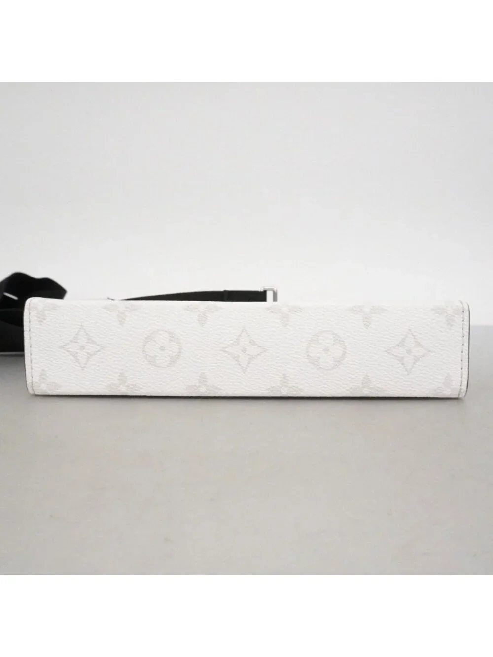 Louis Vuitton Shoulder Bag Taigarama Gaston Wearable Wallet Blanc